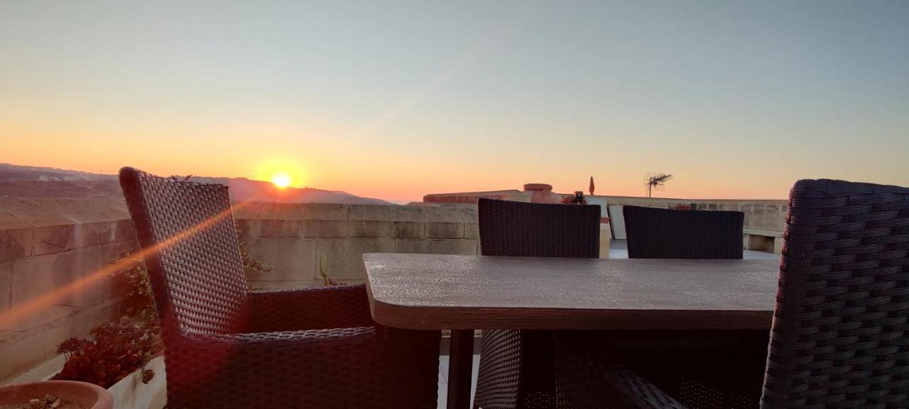 Luxury Apartment - Fort Chambray Ghajnsielem Bagian luar foto