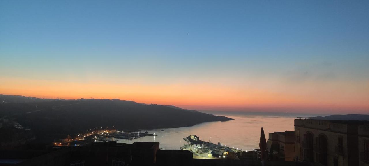 Luxury Apartment - Fort Chambray Ghajnsielem Bagian luar foto
